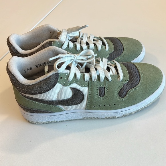 Nike - 7.5 M, 8 or 8.5 W,‎ Mac Attack, oil green